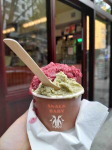Small cup of gelato with two flavours from Snack Baby